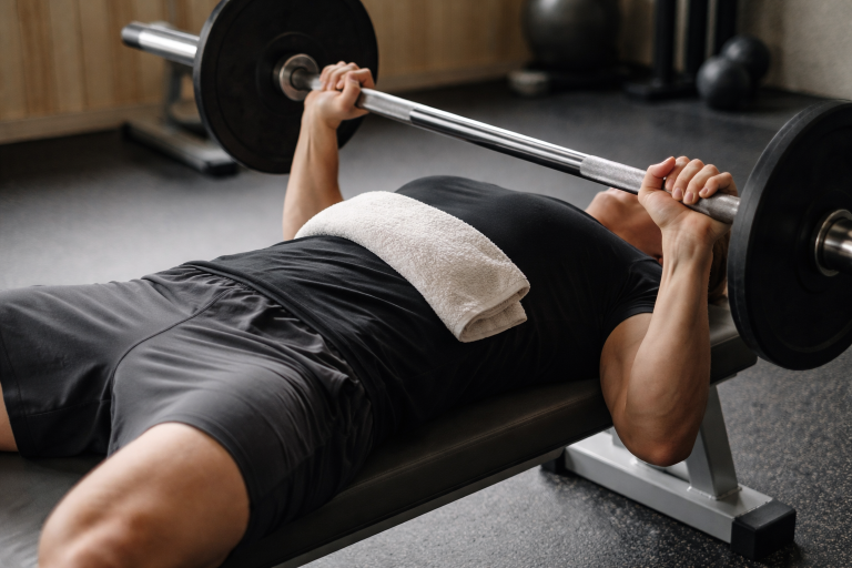 Ondt i skulderen ved bænkpres? Sådan presser du videre uden drama