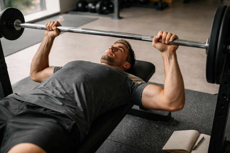 Stop med at mase skulderen i bænkpres og kald det træning