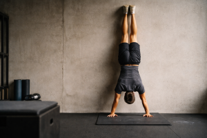 Handstand push-up mod væg: progression, opsætning og sådan tager du din første rep