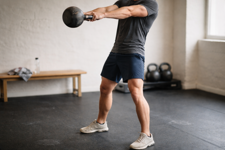 Kettlebell swing: 7 typiske fejl og cues der fikser din teknik